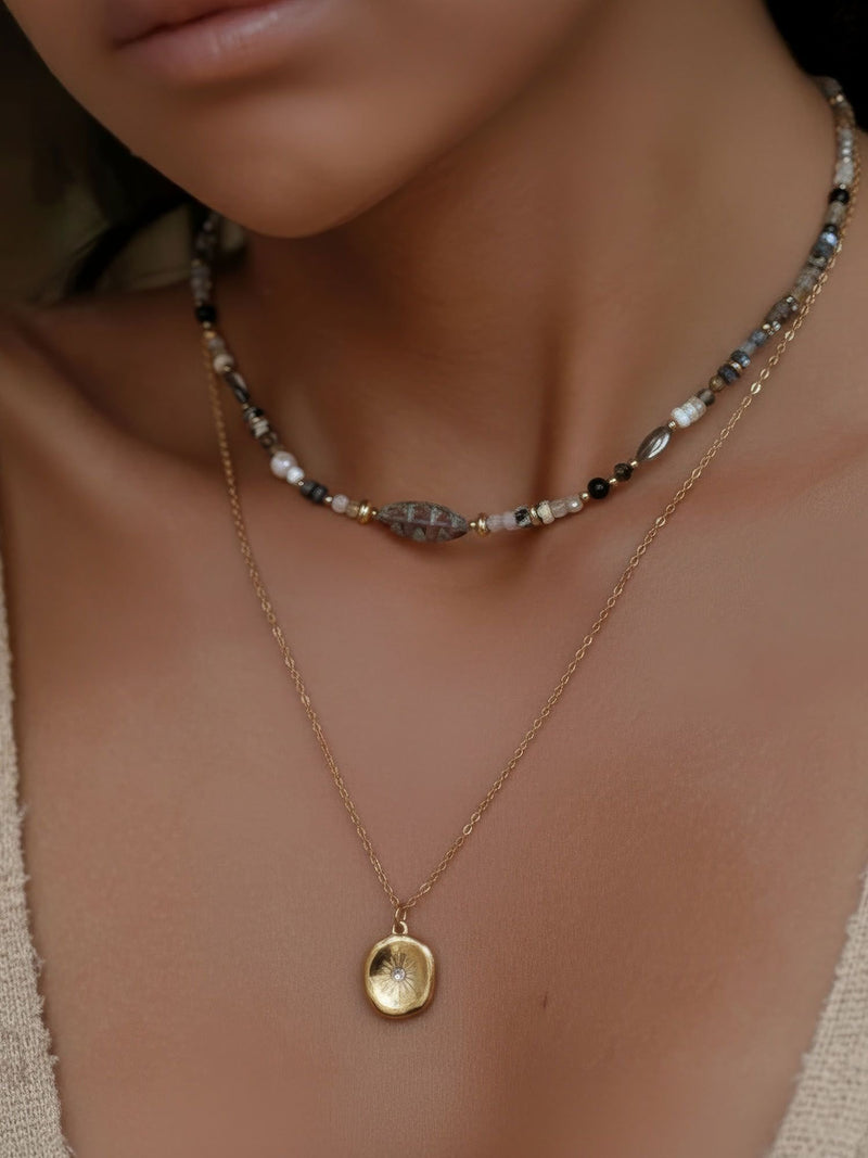 Mystic Leaf Layering-Kette getragen – zweischichtige Vintage-Halskette mit Natursteinen und Stern-Anhänger am Hals