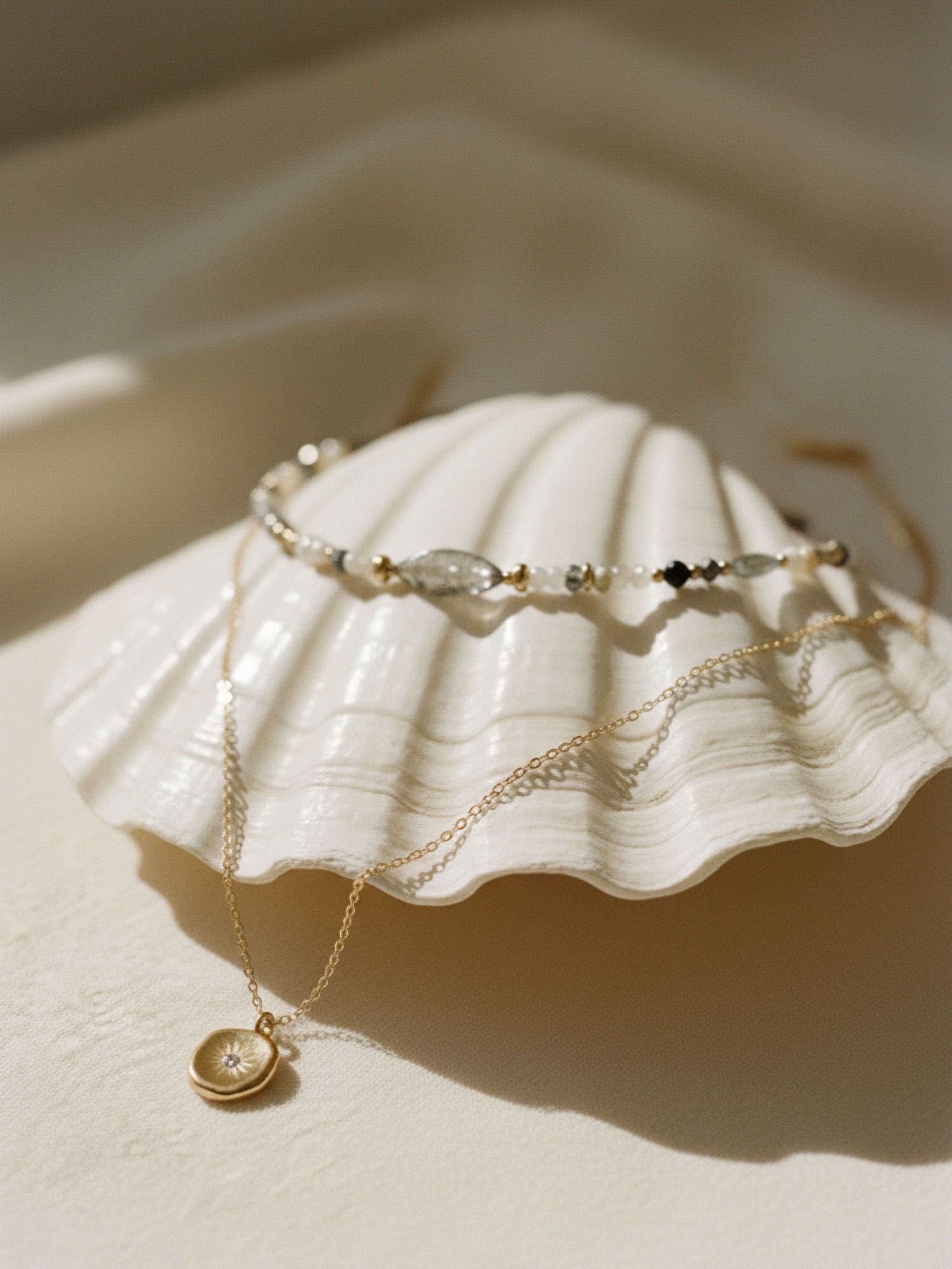 Mystic Leaf Lifestyle Portrait – Frau trägt zweischichtiges Naturstein-Layering-Set mit Vintage-Flair im Alltag