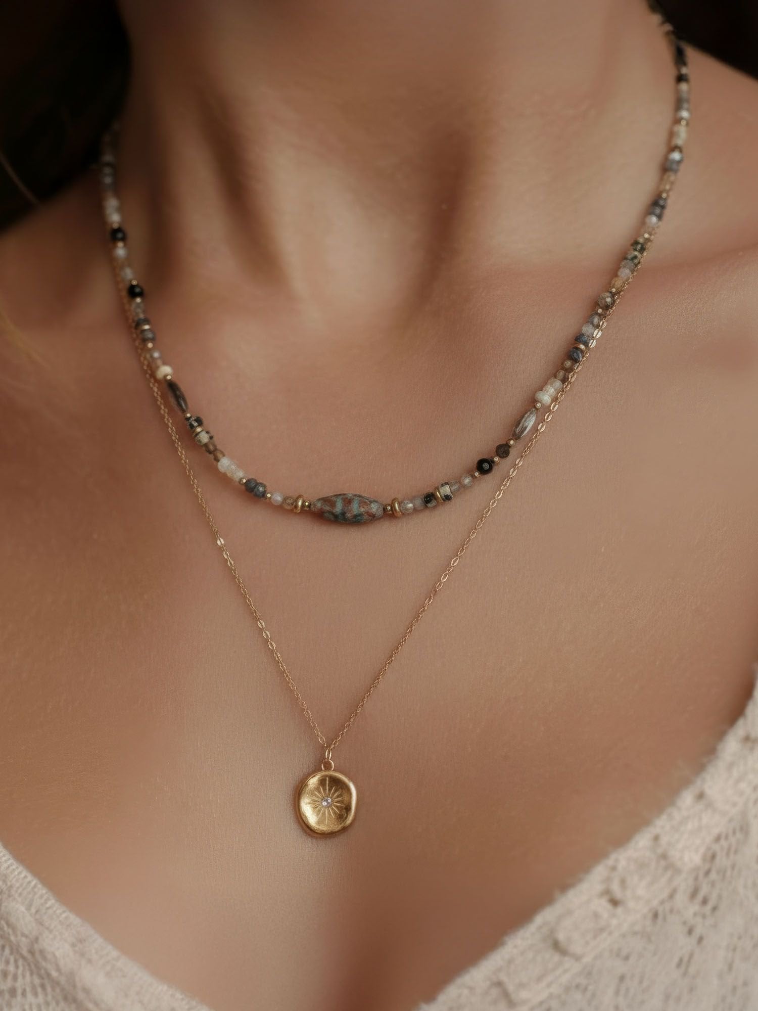 Mystic Leaf Blattstein Nahaufnahme – ovaler Naturstein mit Blattmaserung an grauer Perlenkette Detailansicht