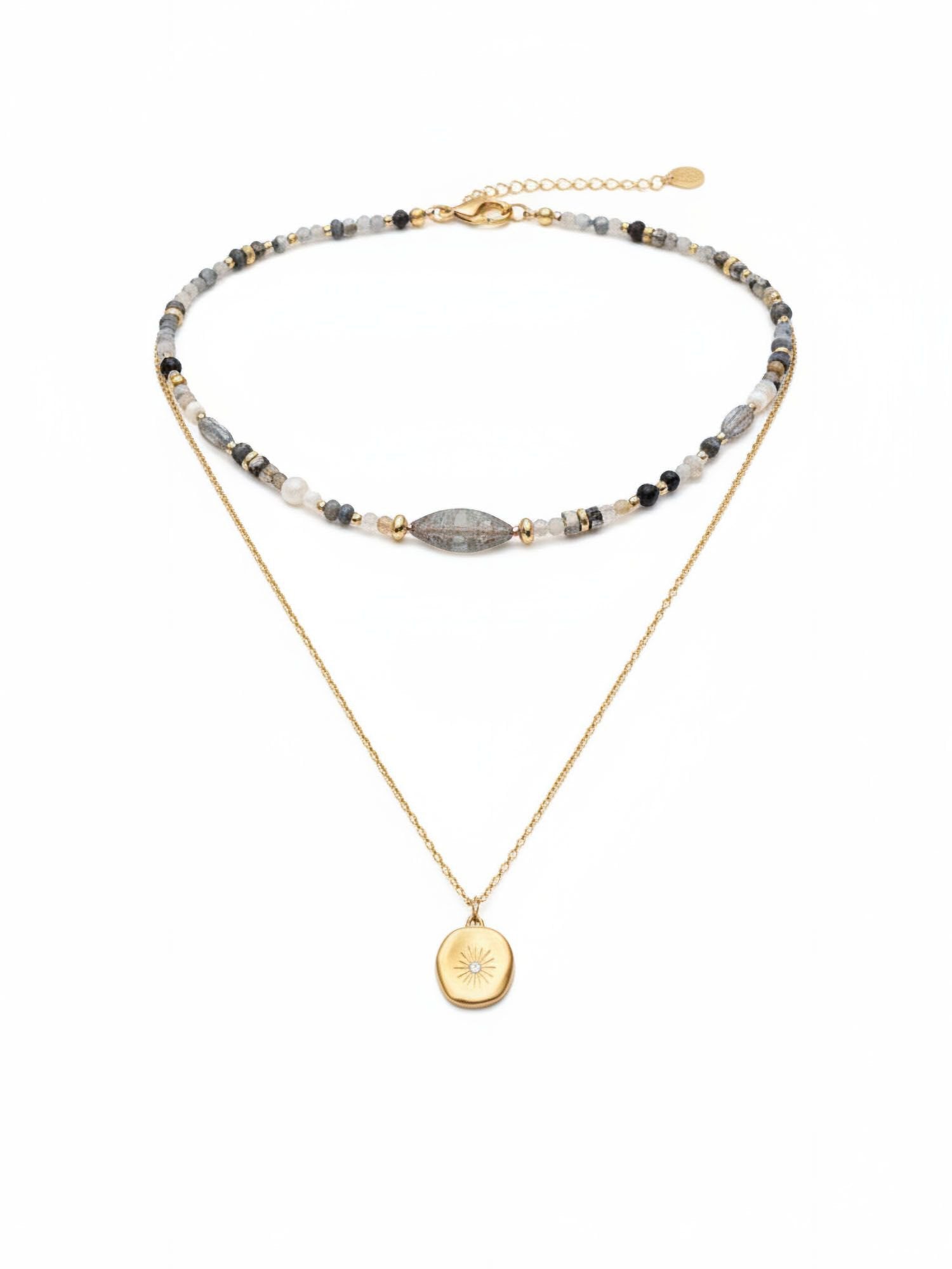 Mystic Leaf Layering-Set Produktfoto – zweischichtige Halskette mit Natursteinperlen, Blattstein und Stern-Anhänger auf weißem Hintergrund