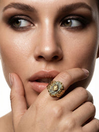Mystic Relic Moos-Achat-Ring Gold am Finger getragen