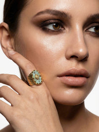 Mystic Relic Moos-Achat-Ring Gold am Finger getragen