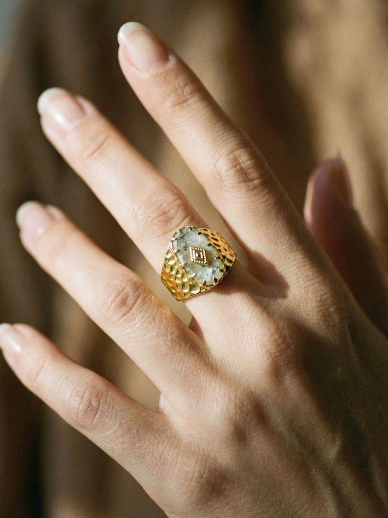 Mystic Relic Moos-Achat-Ring Gold Handansicht Nahaufnahme