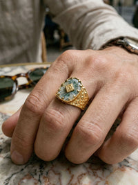 Mystic Relic Moos-Achat-Ring Gold Handansicht Nahaufnahme