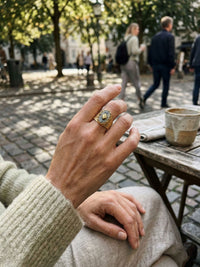 Mystic Relic Moos-Achat-Ring Gold Lifestyle-Setting im Cafe