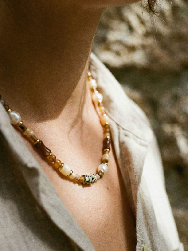 Kette Naturstein Bunt – Detailaufnahme am Hals getragen, Nahaufnahme Anhaenger und Perlen