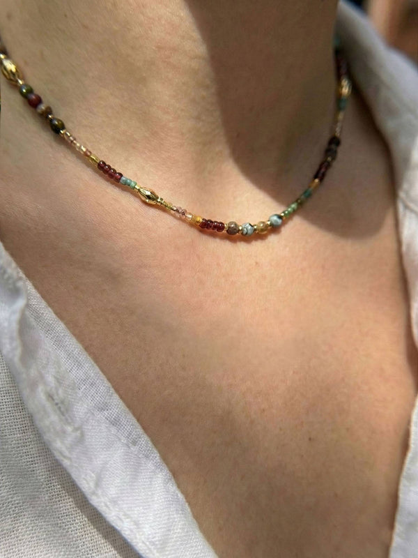 Kette Naturstein Klassisch – Detailaufnahme am Hals getragen, Nahaufnahme Anhaenger und Perlen