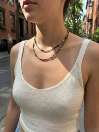 Kette Naturstein Klassisch – von Model getragen, Boho Halskette Styling im Alltag