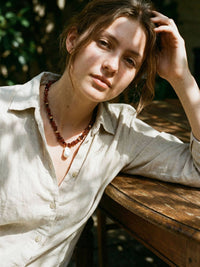 Kette Naturstein Perlen Mix – von Model getragen, Boho Halskette Styling im Alltag