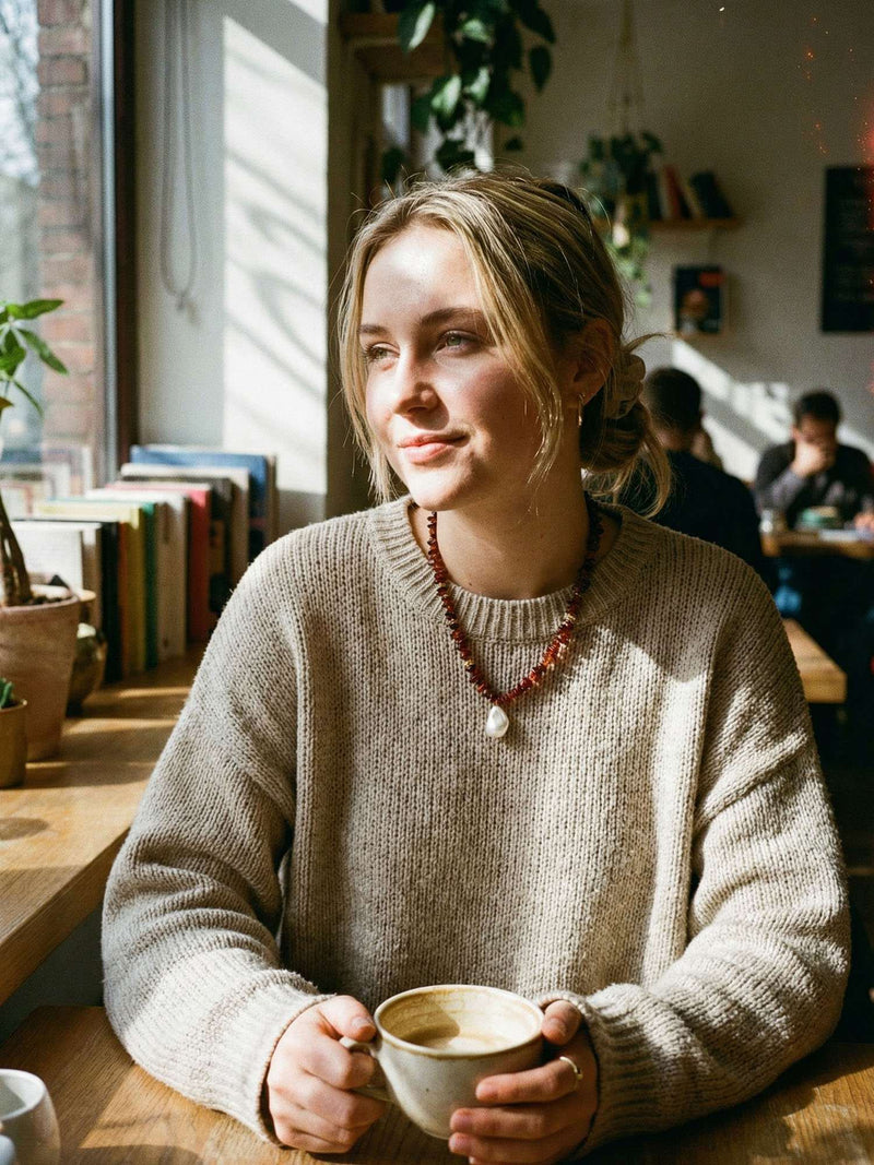 Kette Naturstein Perlen Mix – von Model getragen, Boho Halskette Styling im Alltag