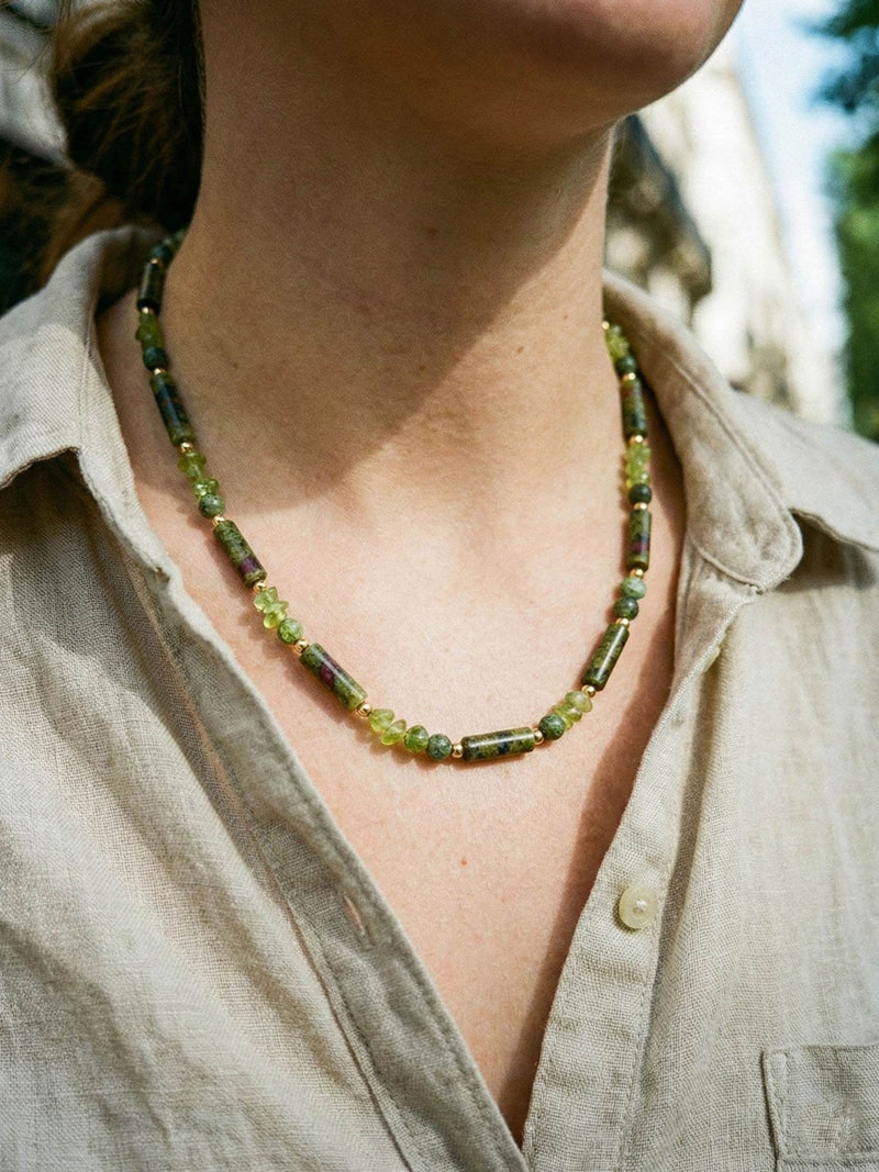 Kette Naturstein Pur – von Model getragen, Boho Halskette Styling im Alltag