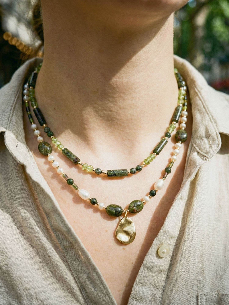 Kette Naturstein Pur – von Model getragen, Boho Halskette Styling im Alltag