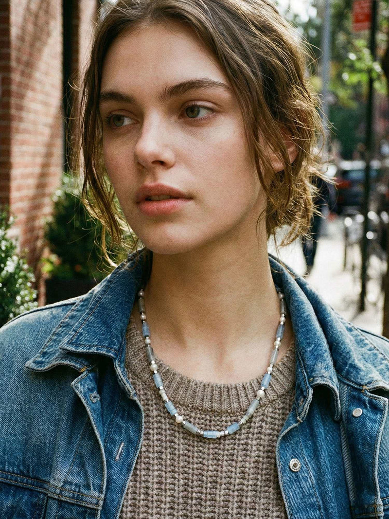 Kette Naturstein Schlicht – von Model getragen, Boho Halskette Styling im Alltag