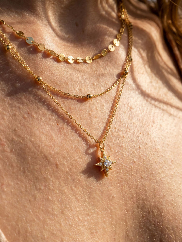 Kette Northern Star – Münz-Layering Kette mit Nordstern und Zirkonia, 18K vergoldet – am Model getragen