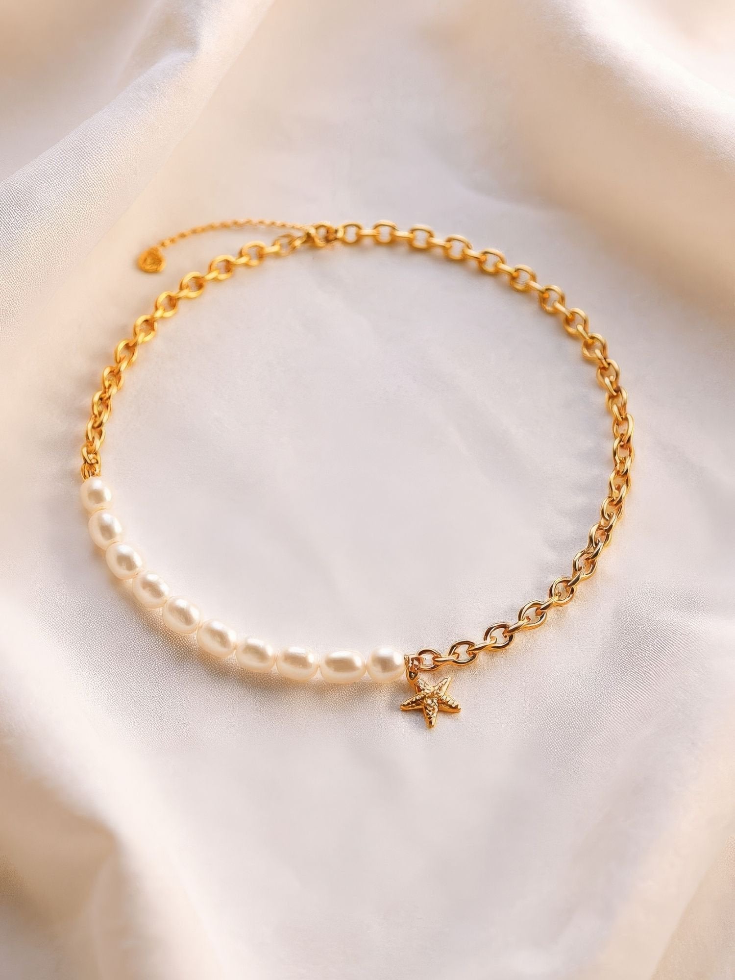 Ocean Kiss Perlenkette getragen – elegante Süßwasserperlenkette mit Seestern-Charm am Hals