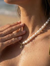 Ocean Kiss Lifestyle Foto – Maritime Perlenkette mit Seestern-Detail alltägliche Inszenierung