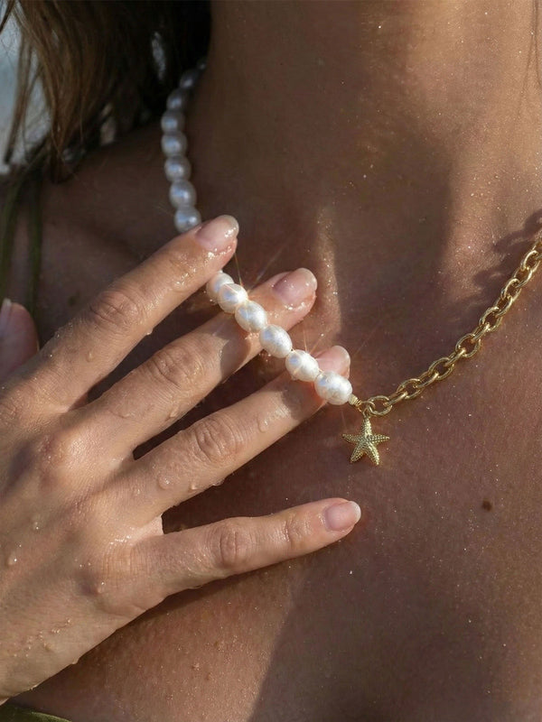 Ocean Kiss Perlenkette Lifestyle – Süßwasserperlen mit Seestern-Charm elegantes Alltagsfoto