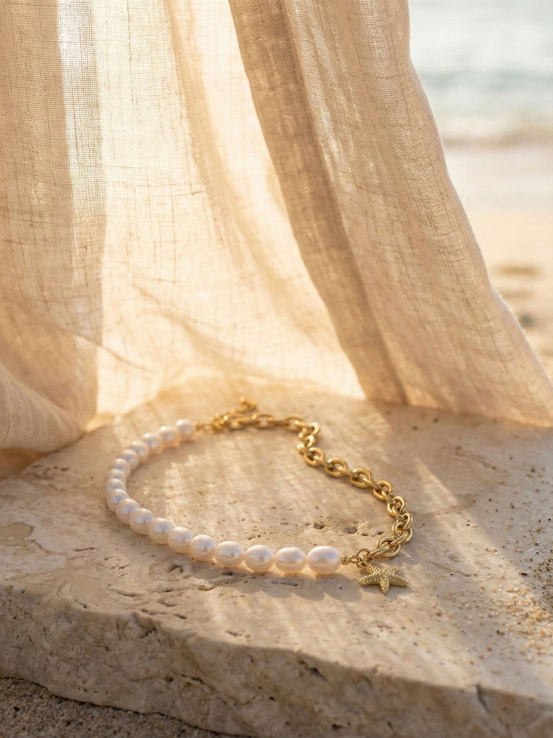 Ocean Kiss Perlenkette Lifestyle Szene – Süßwasserperlen mit Seestern-Anhänger elegant inszeniert
