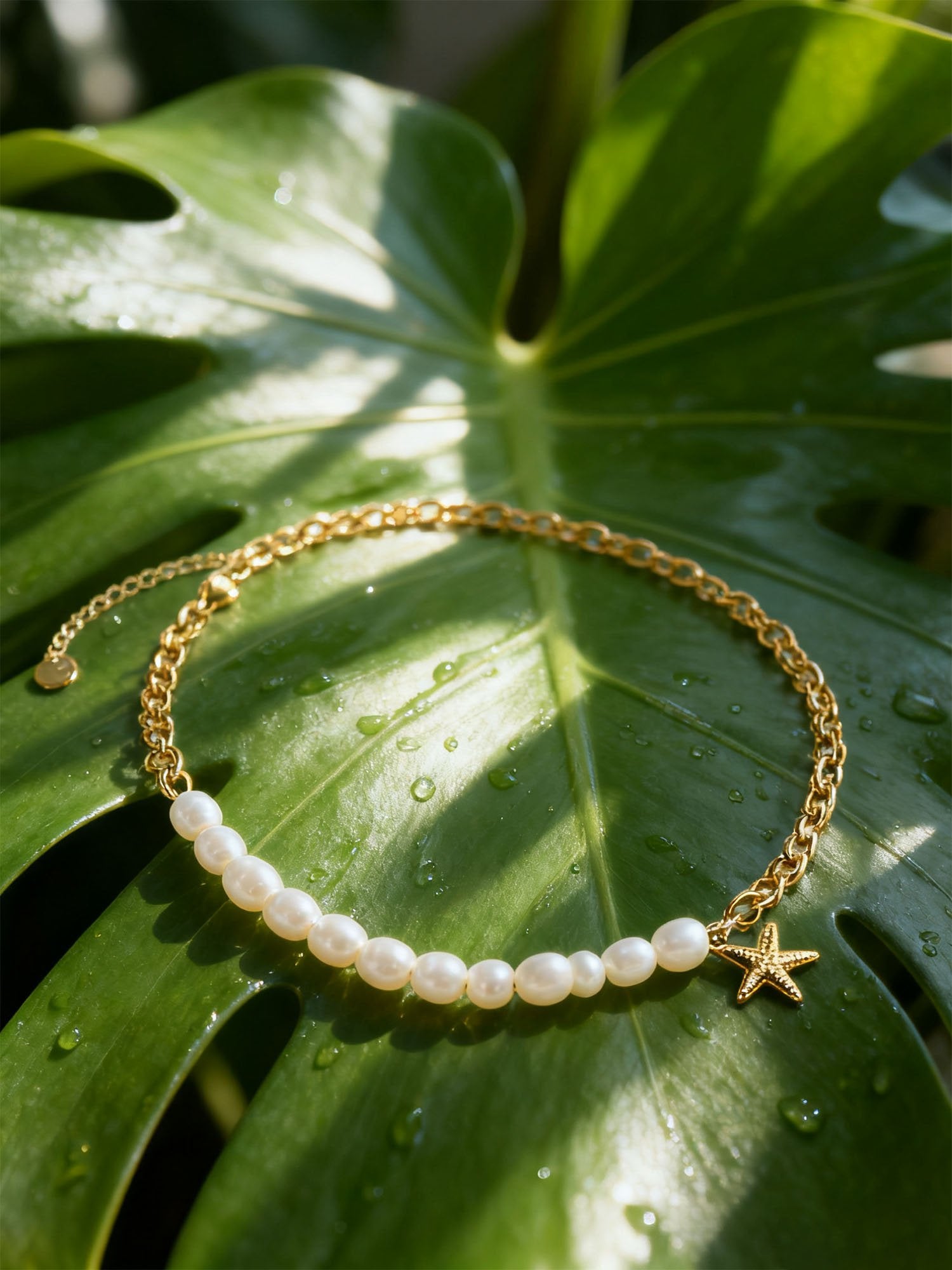 Ocean Kiss Lifestyle Strand – maritime Perlenkette mit Seestern in Strandszene sommerlich getragen