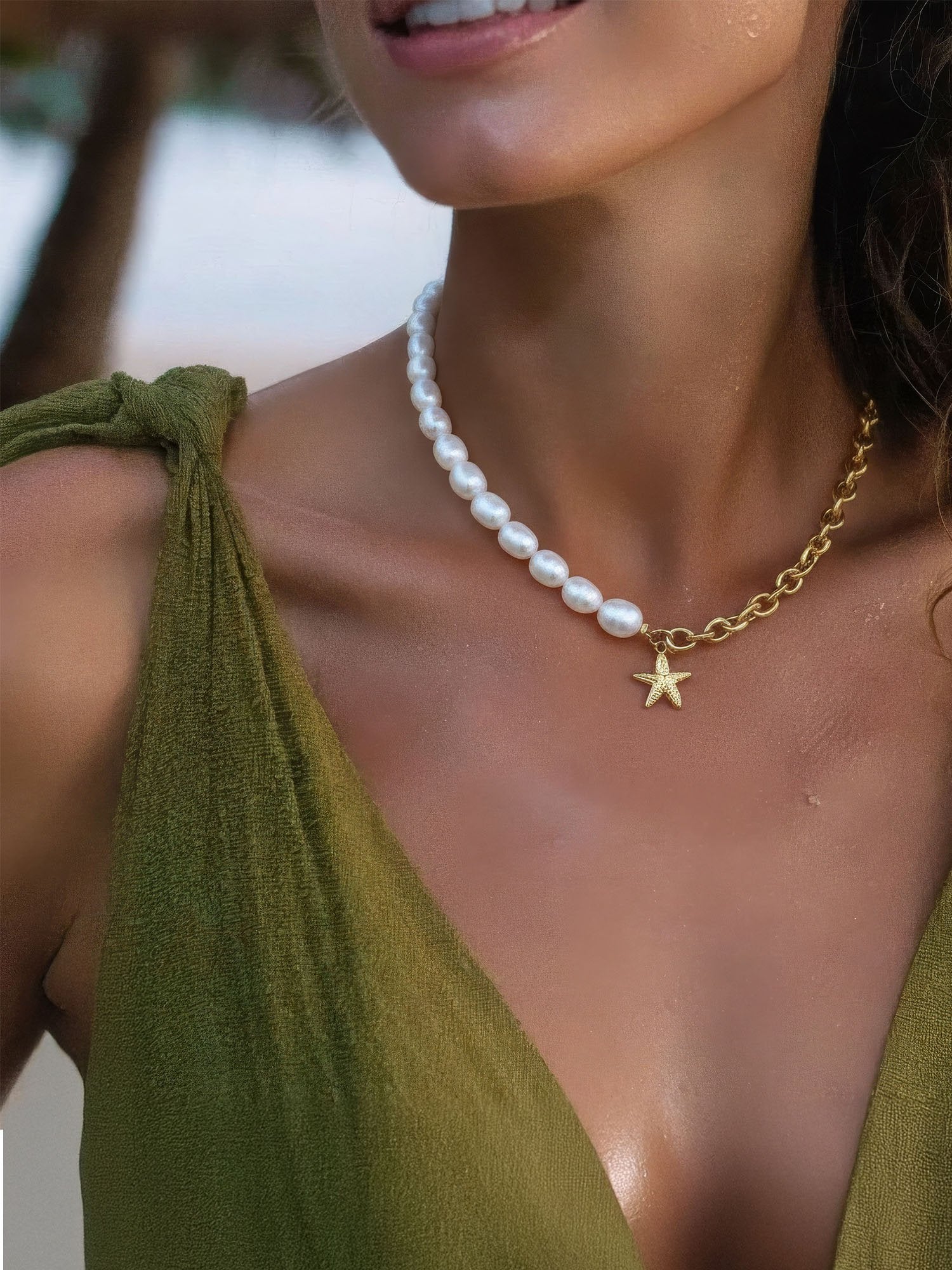 Ocean Kiss Outdoor getragen – Perlenkette mit Seestern-Detail im Freien mit natürlichem Licht