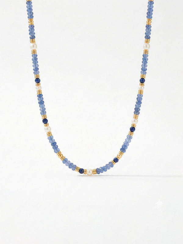 Ocean Night Kette Produktaufnahme – handgefertigte Natursteinkette in Blautönen mit Goldakzenten