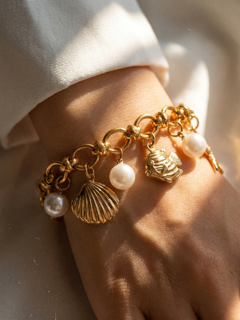 Armband Ocean Treasure – Meeres-Charm Armband mit Süßwasserperlen, Seestern und Muschel, 18K vergoldet – Detailaufnahme, Nahaufnahme