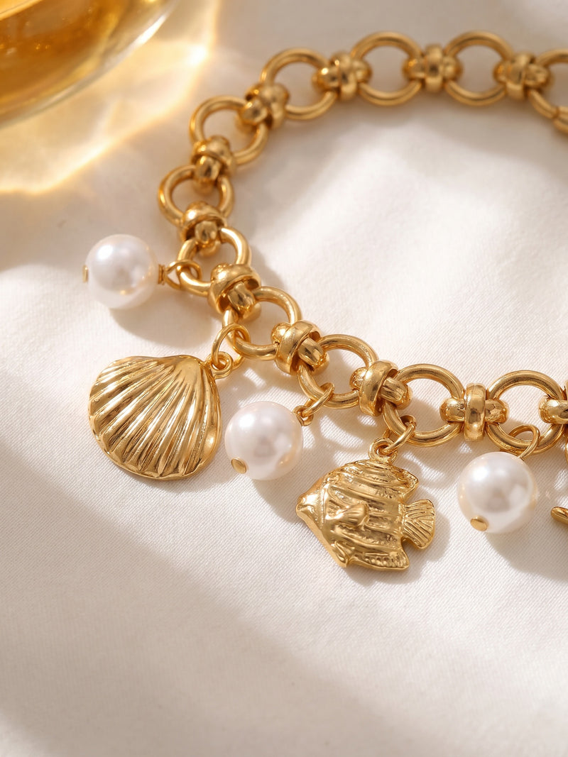 Armband Ocean Treasure – Meeres-Charm Armband mit Süßwasserperlen, Seestern und Muschel, 18K vergoldet – Detailaufnahme, Nahaufnahme