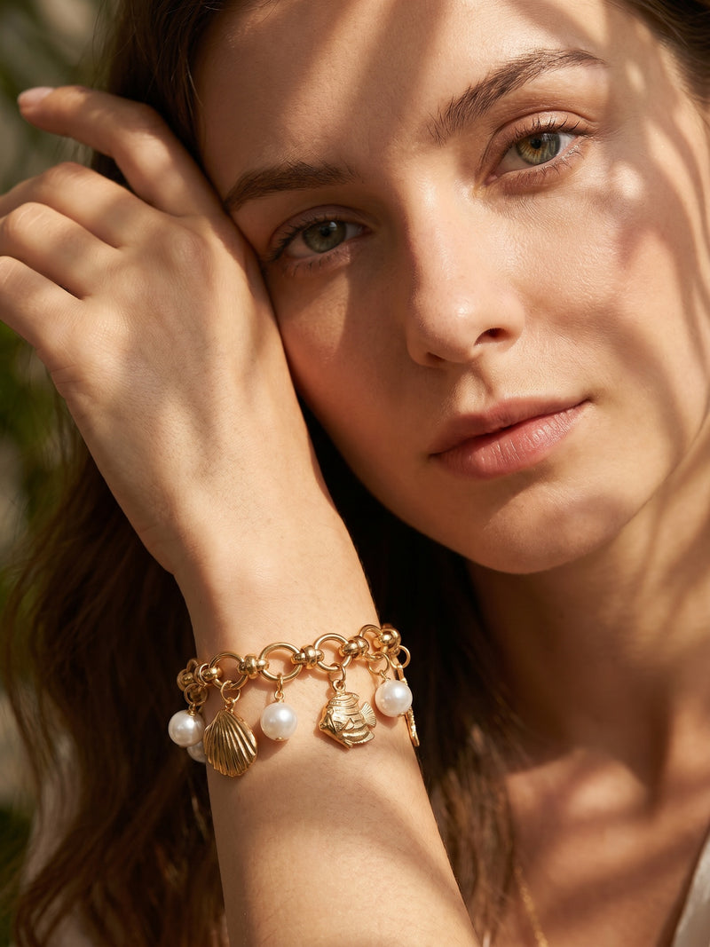 Armband Ocean Treasure – Meeres-Charm Armband mit Süßwasserperlen, Seestern und Muschel, 18K vergoldet – am Model getragen