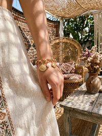 Armband Ocean Treasure – Meeres-Charm Armband mit Süßwasserperlen, Seestern und Muschel, 18K vergoldet – Lifestyle-Aufnahme