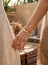 Armband Ocean Treasure – Meeres-Charm Armband mit Süßwasserperlen, Seestern und Muschel, 18K vergoldet – Lifestyle-Aufnahme