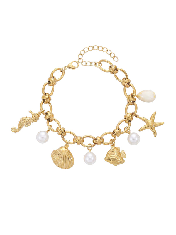 Armband Ocean Treasure – Meeres-Charm Armband mit Süßwasserperlen, Seestern und Muschel, 18K vergoldet – weißer Hintergrund