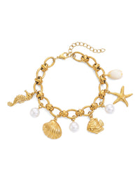 Armband Ocean Treasure – Meeres-Charm Armband mit Süßwasserperlen, Seestern und Muschel, 18K vergoldet – weißer Hintergrund