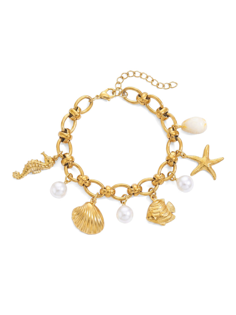 Armband Ocean Treasure – Meeres-Charm Armband mit Süßwasserperlen, Seestern und Muschel, 18K vergoldet – weißer Hintergrund