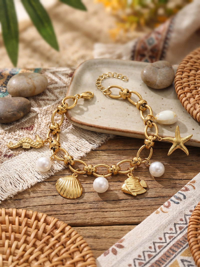 Armband Ocean Treasure – Meeres-Charm Armband mit Süßwasserperlen, Seestern und Muschel, 18K vergoldet – Produktansicht im Stillleben
