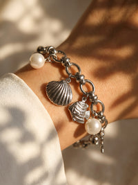 Armband Ocean Treasure – Meeres-Charm Armband mit Süßwasserperlen, Seestern und Muschel, silberfarben – Detailaufnahme, Nahaufnahme