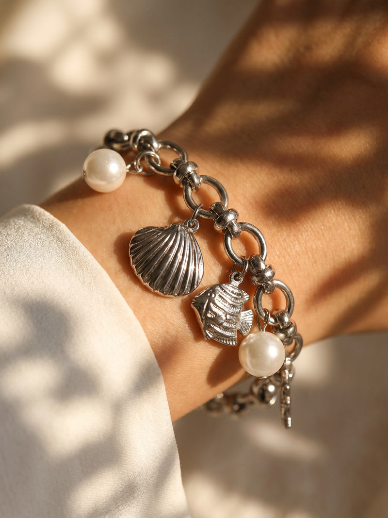Armband Ocean Treasure – Meeres-Charm Armband mit Süßwasserperlen, Seestern und Muschel, silberfarben – Detailaufnahme, Nahaufnahme