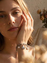 Armband Ocean Treasure – Meeres-Charm Armband mit Süßwasserperlen, Seestern und Muschel, silberfarben – am Model getragen