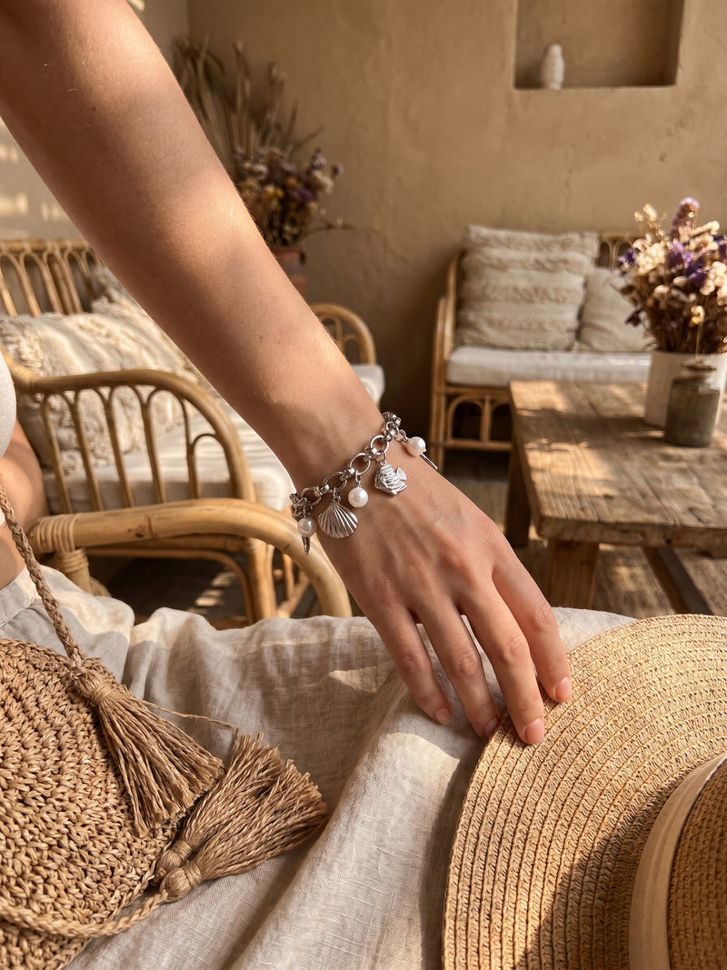Armband Ocean Treasure – Meeres-Charm Armband mit Süßwasserperlen, Seestern und Muschel, silberfarben – Lifestyle-Aufnahme