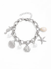 Armband Ocean Treasure – Meeres-Charm Armband mit Süßwasserperlen, Seestern und Muschel, silberfarben – weißer Hintergrund