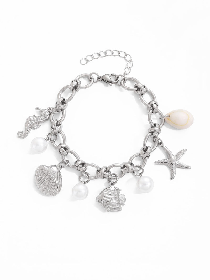 Armband Ocean Treasure – Meeres-Charm Armband mit Süßwasserperlen, Seestern und Muschel, silberfarben – weißer Hintergrund