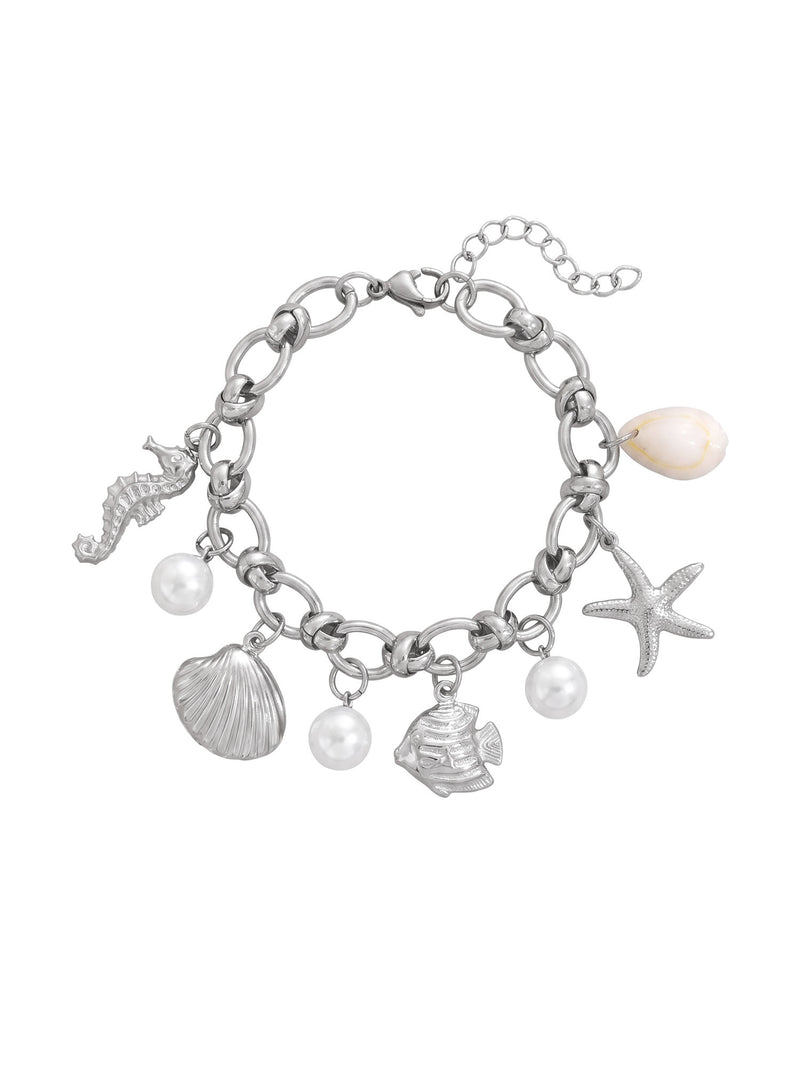 Armband Ocean Treasure – Meeres-Charm Armband mit Süßwasserperlen, Seestern und Muschel, silberfarben – weißer Hintergrund