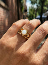 Ocean Twist Ring Detail am Finger gedrehtes Seildesign mit Perlmutt Nahaufnahme Nemomatheo