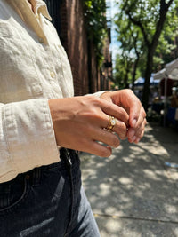 Ocean Twist Ring am Finger getragen Haende verschraenkt natuerliche Szene Nemomatheo