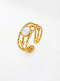 Ocean Twist mehrlagiger Ring 18K vergoldet mit Perlmutt Stein gedrehtes Design auf weissem Hintergrund Nemomatheo