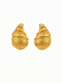 Golden Shell Ohrringe symmetrisch – vergoldetes Muschel-Paar perfekt symmetrisch auf weissem Hintergrund, goldener Glanz