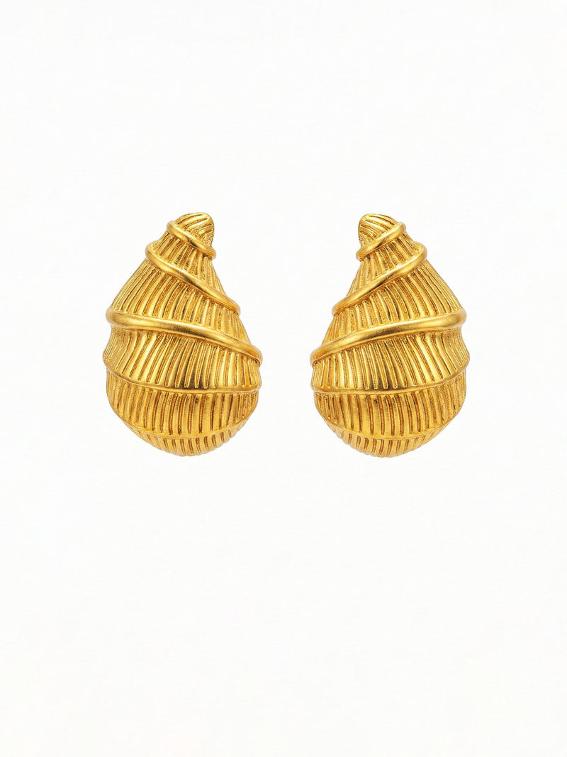 Golden Shell Ohrringe symmetrisch – vergoldetes Muschel-Paar perfekt symmetrisch auf weissem Hintergrund, goldener Glanz
