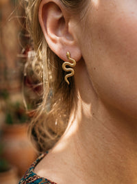 Ohrringe Cobra Chic – Lifestyle-Foto