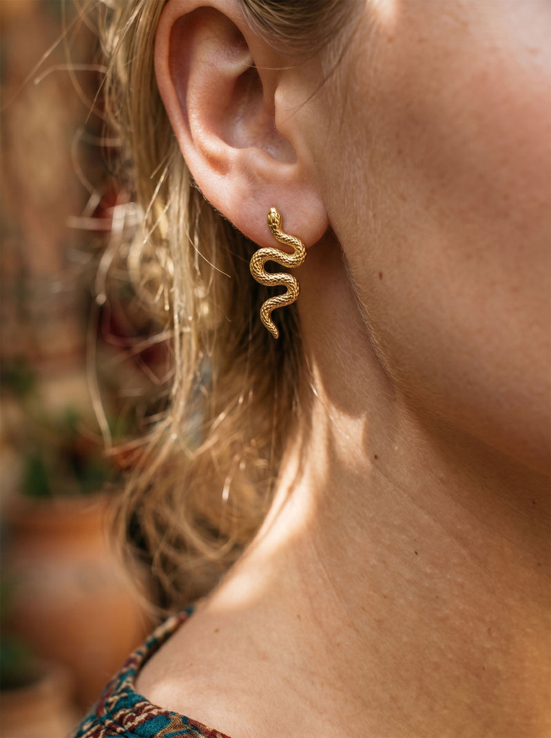Ohrringe Cobra Chic – Lifestyle-Foto