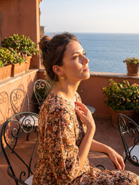 Schleifenohrringe Fiocco d’Amore zum sommerlichen Kleid getragen – EH52