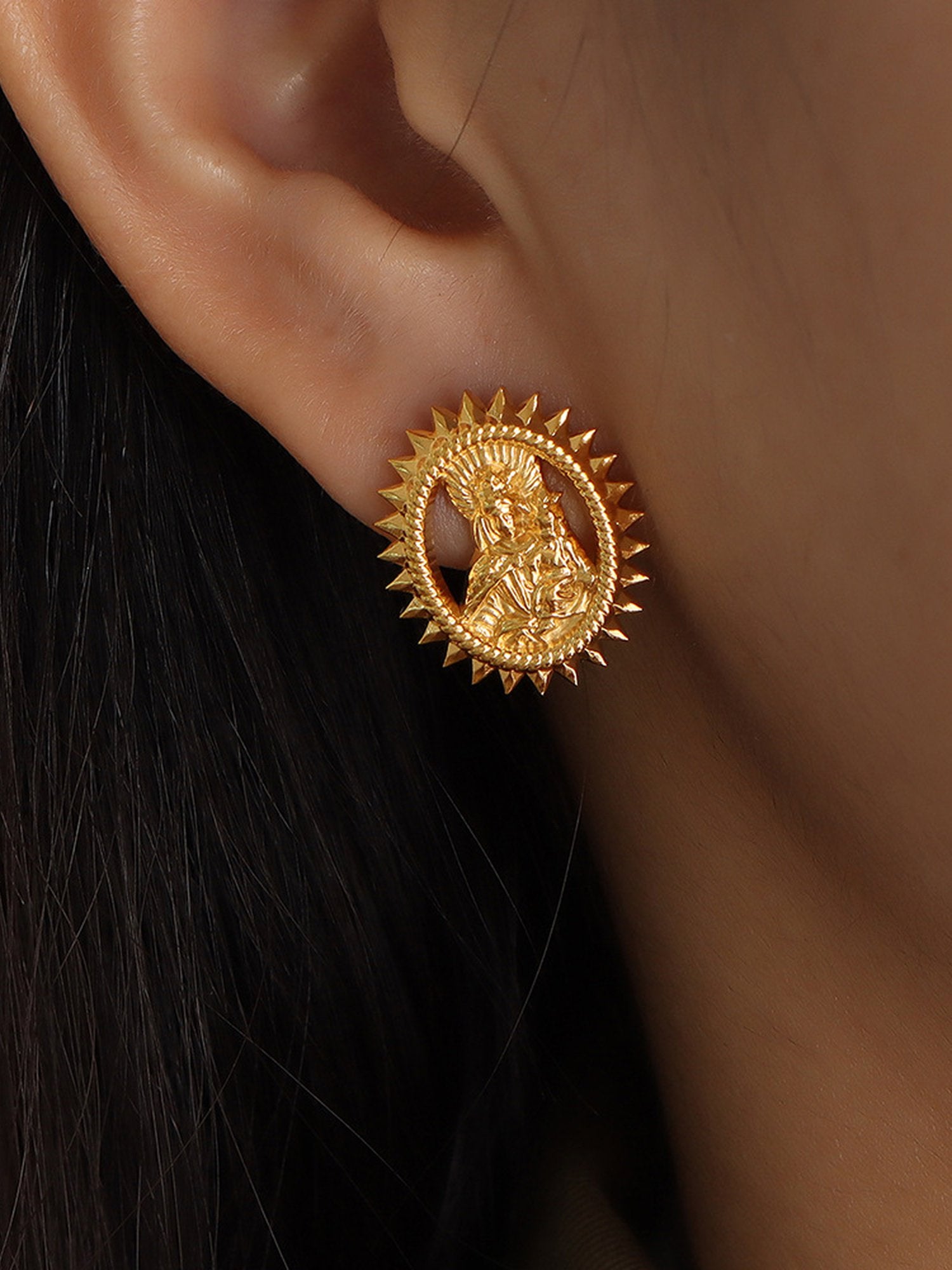 Gloria Ohrringe getragen – elegante Perlencreolen am Ohr einer Frau